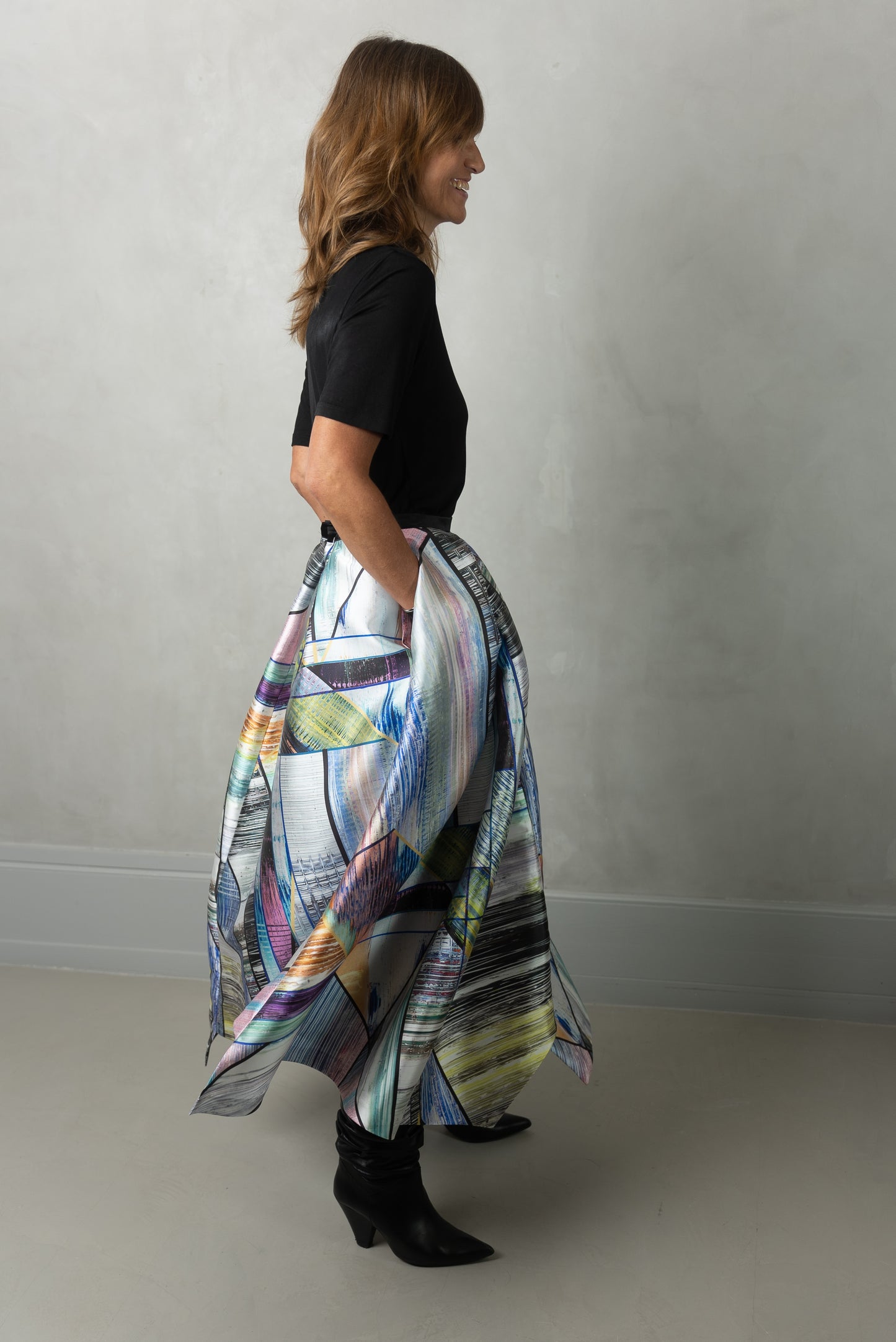 Model wearing Alayan skirt long, city break & own black t-shirt. Side view.