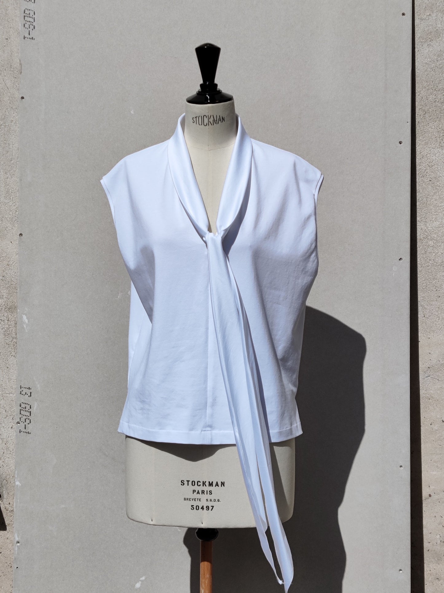 Front view: The Aryna V-neck shirt long cotton ties are made of a shirting cotton quality and incorporated into the neck line.