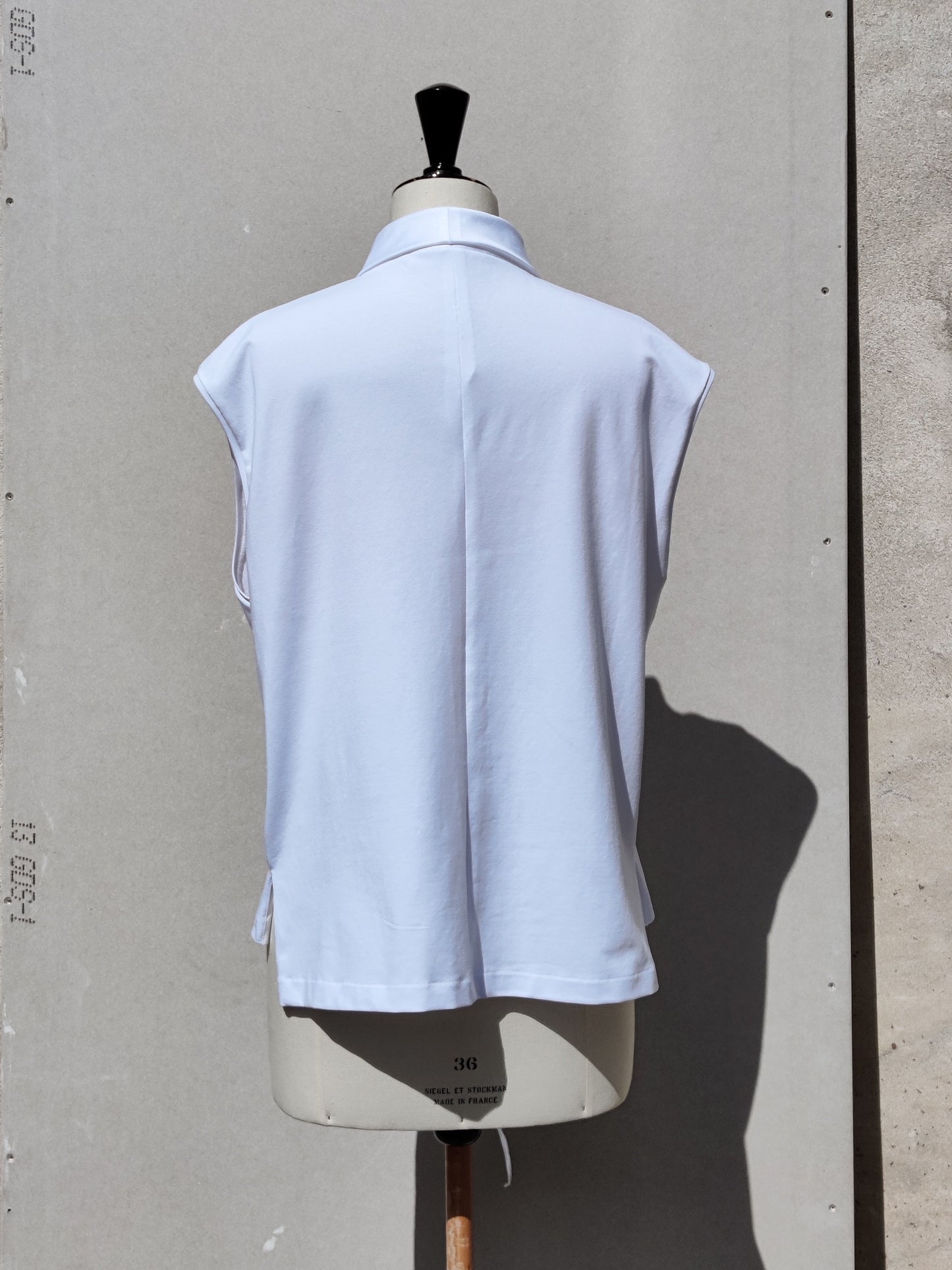 Back view: The Aryna shirt has a clean profile on the back and is Loose fit.