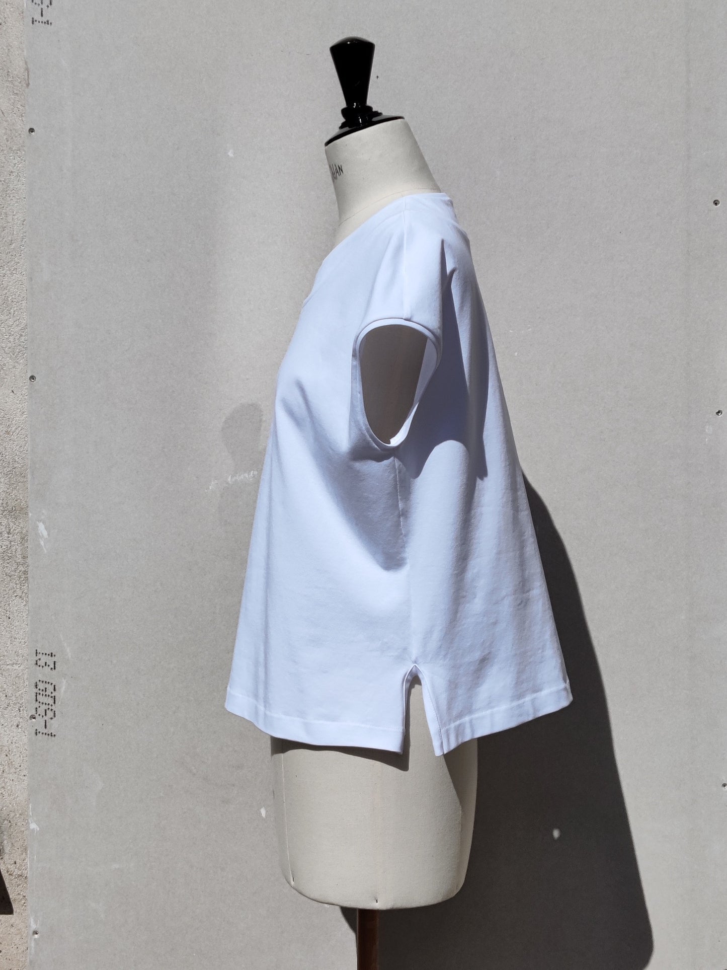 Alberti t-shirt white, side view, on a dummy