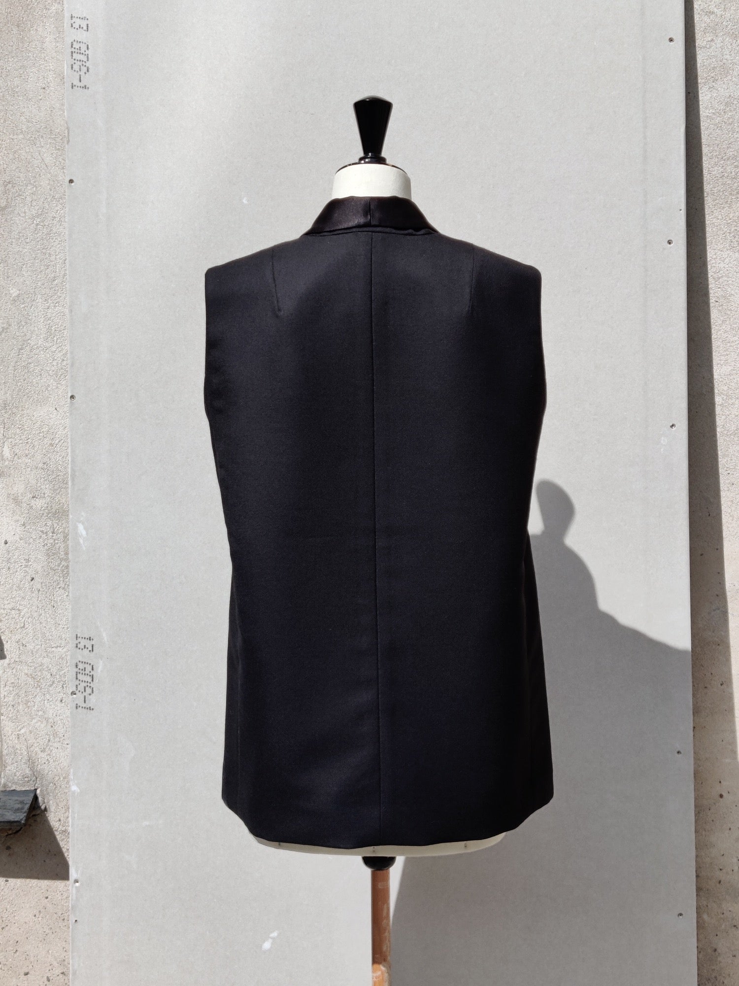 Alison gilet in black - back.