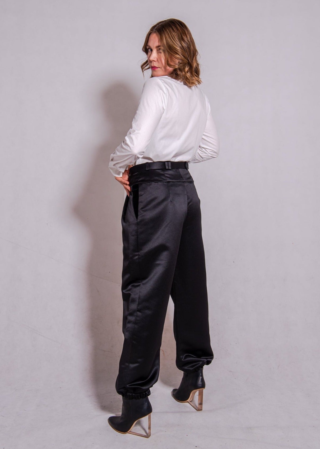 Woman wearing long sleeve Alina in white striped, matched with Agnes pants in black.