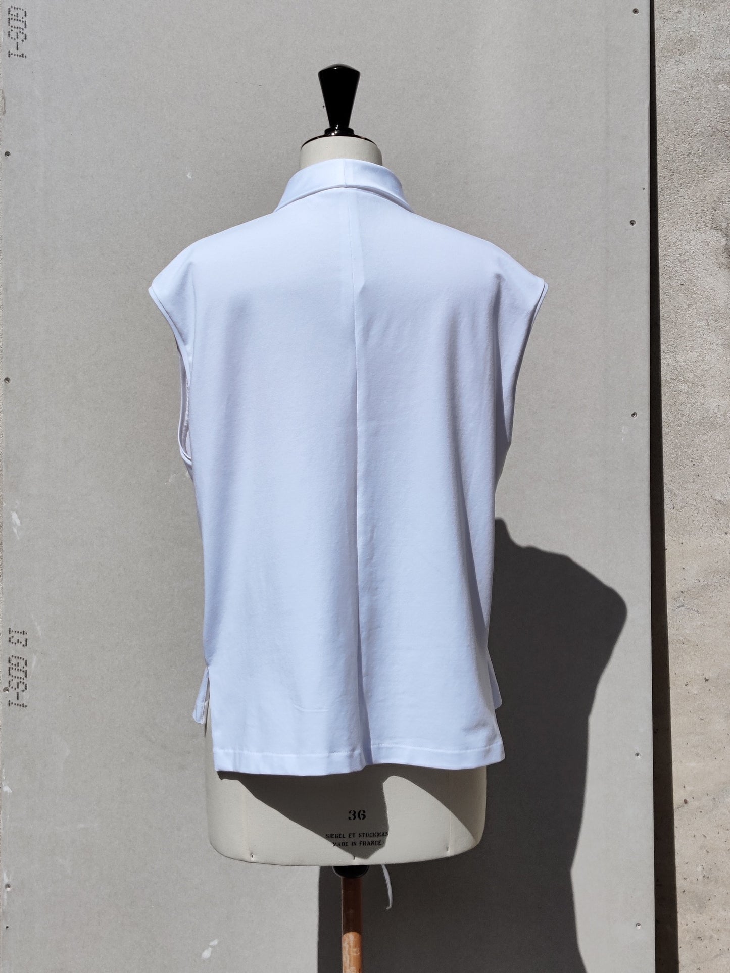 Back view: The Aryna shirt has a clean profile on the back and is Loose fit. 