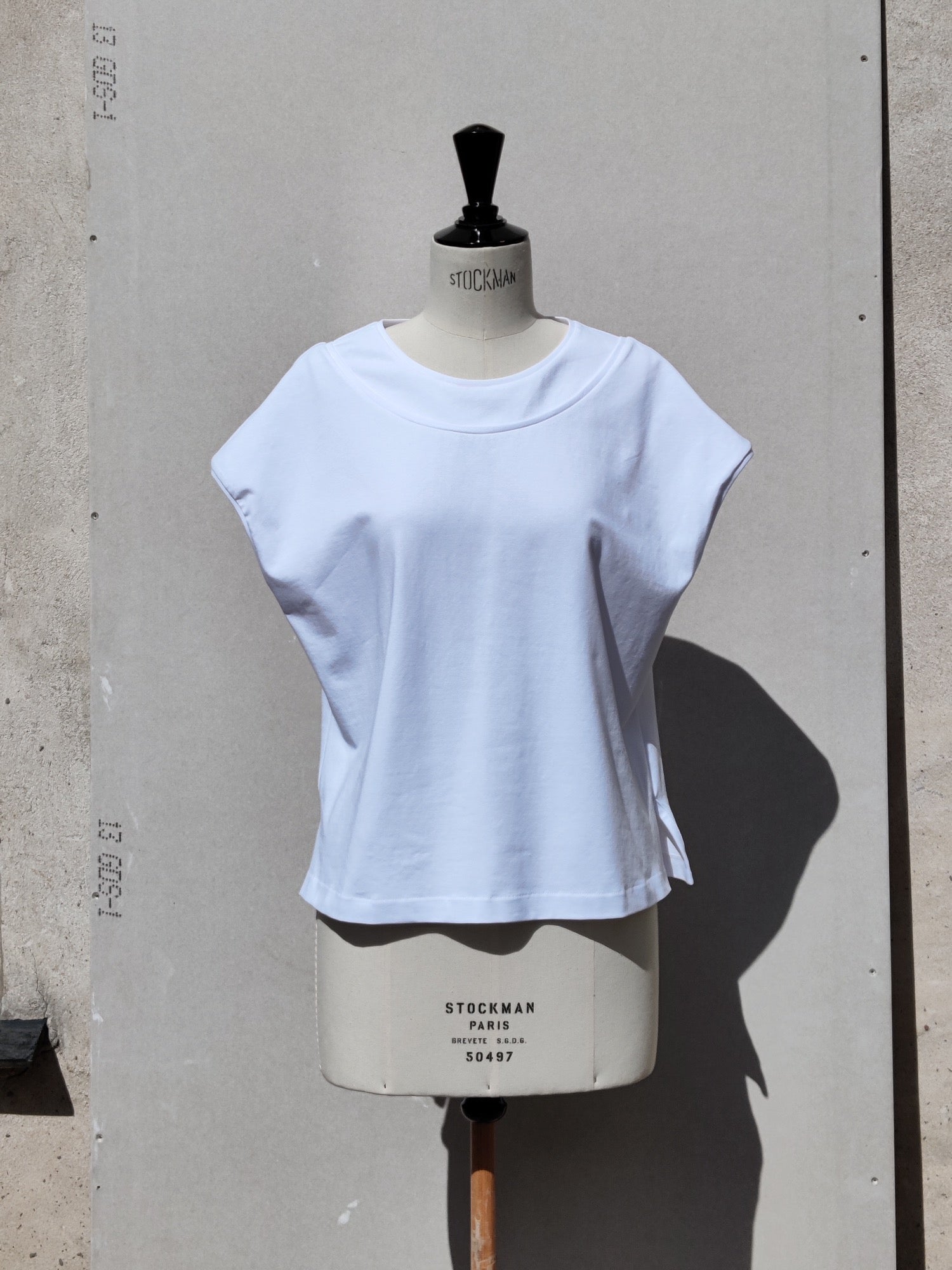 Alberti t-shirt white, front view, on a dummy
