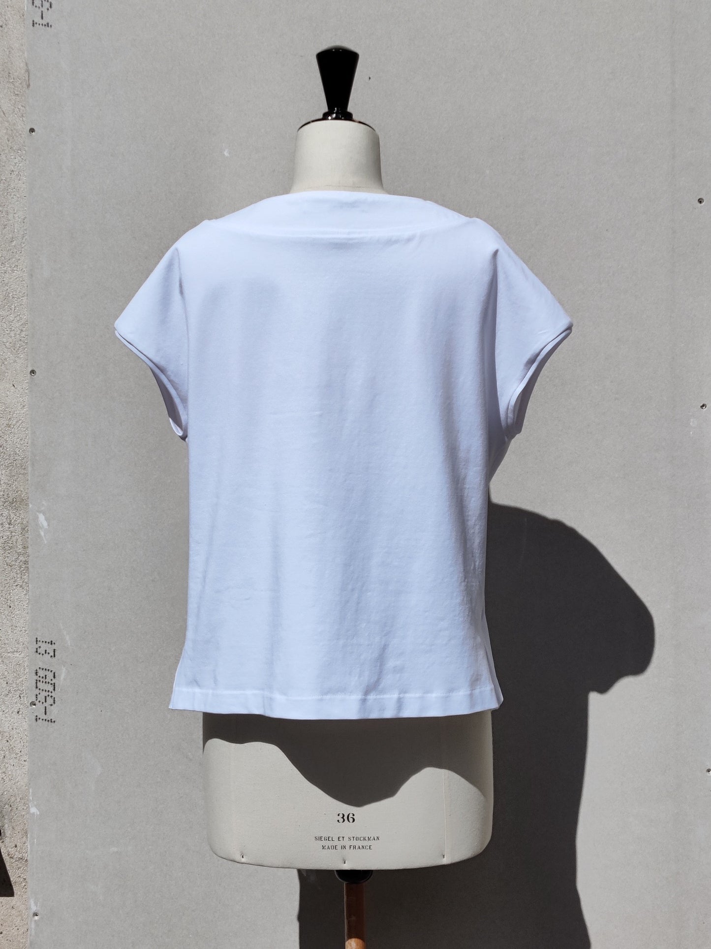 Alberti t-shirt white, back view, on a dummy