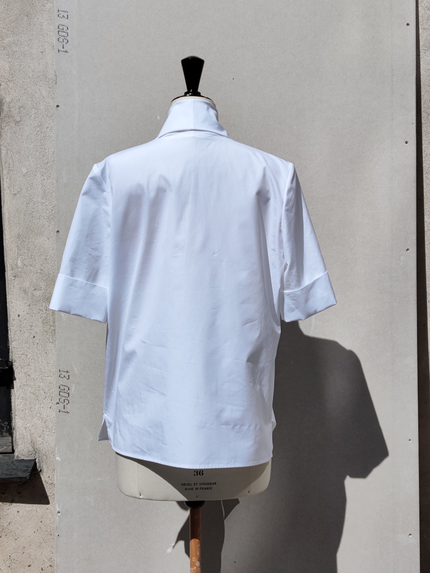 Back view. The Alan shirt is a short sleeved shirt with a pulled-up effect on the sleeves and is made in a soft feeling cotton.
