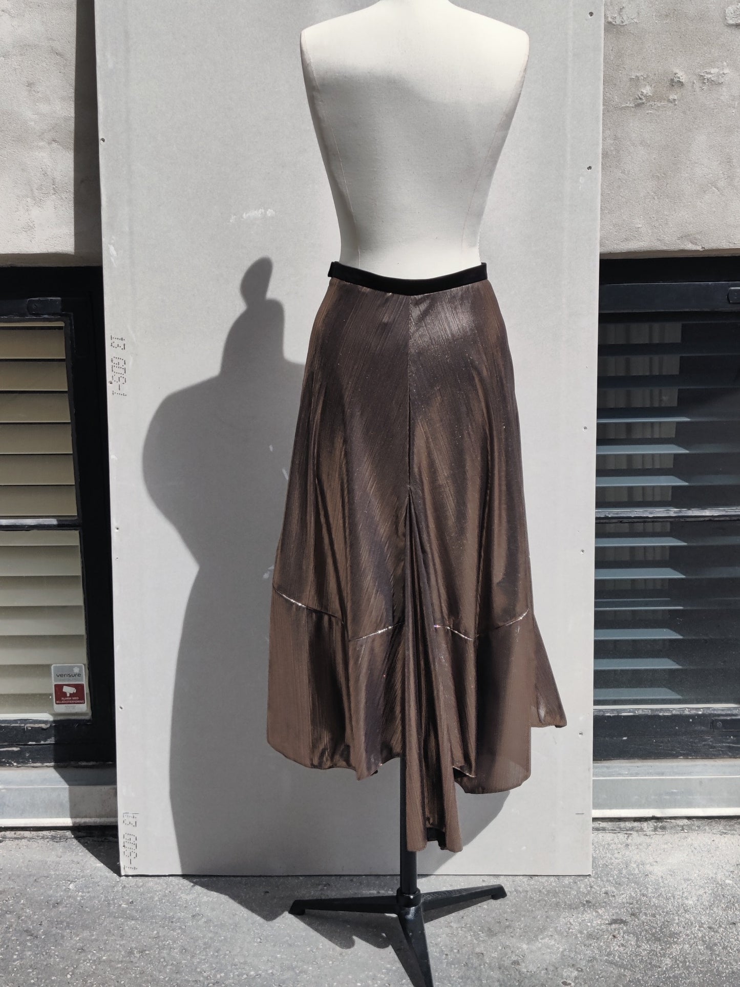 Alyza skirt bronze, ,back, on dummy.
