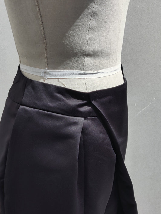 Side detail waist: The Akiyo pant has deep functional side pockets and is worn slightly dropped waist. It has loose legs