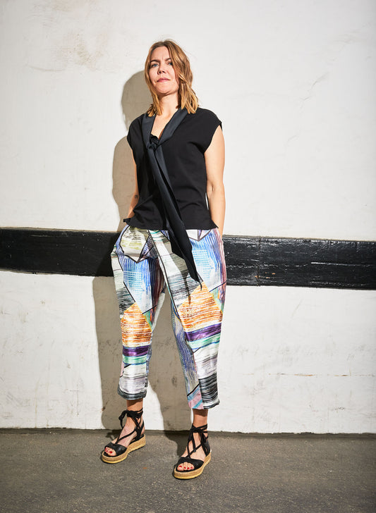 Front view. Akiyo is a modern “fisherman” style trouser with cropped length and asymmetric closing. Paired here with a black Aider top.