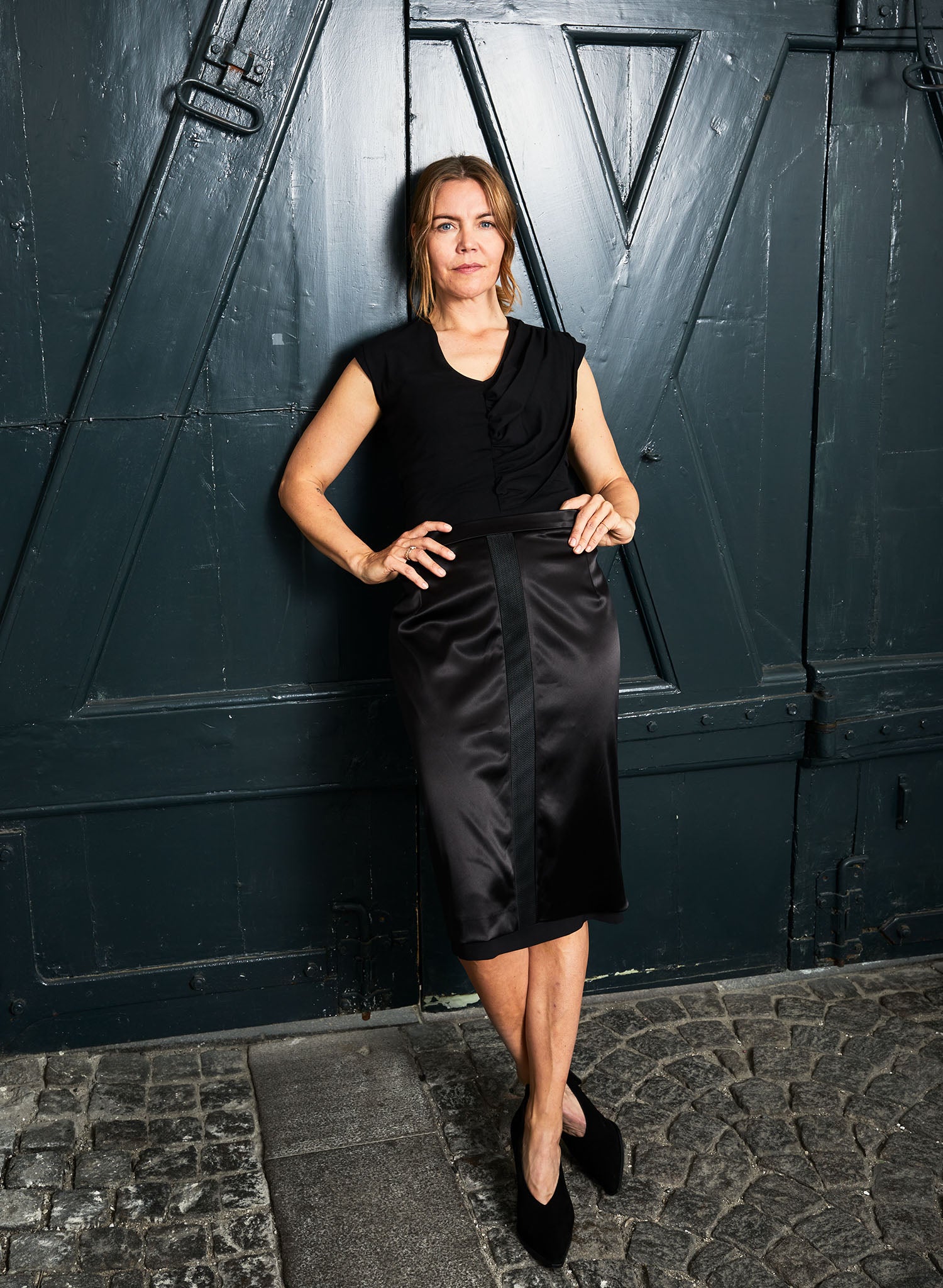 Annouk is a beautiful pencil skirt cut in a stretch satin. Paired here with an ASRA body socking black.